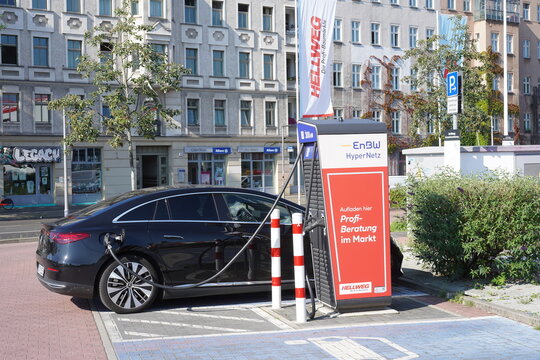 Ladestation von EnBW auf dem Parkplatz von Baumarkt Hellweg in Berlin am 19.07.2024