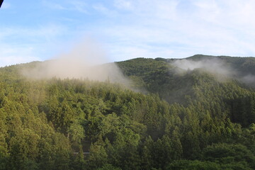 霧に包まれた群馬県の山間