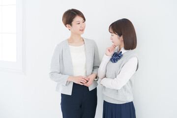 女子高校生と女性塾講師