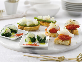 Canapés variados de bacalao, pimiento. Assorted canapés of cod and pepper.