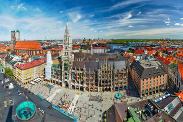 Obraz premium Aerial fish eye view of Munich - Marienplatz, Neues Rathaus and Frauenkirche from St. Peter's church. Munich, Germany