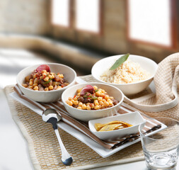 Cuencos con garbanzos y carne y cuenco de arroz blanco. Bowls with chickpeas and meat and bowl of white rice