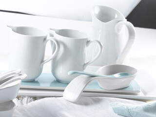 Vajilla blanca de porcelana blanca, jarras par salsas. White porcelain tableware, sauce jugs.