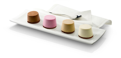 Panacota de fresa, vainilla, chocolate y café, postre dulce,  vista cenital sobre fondo blanco. Strawberry, vanilla, chocolate and coffee panna cotta, sweet dessert, overhead view on white background