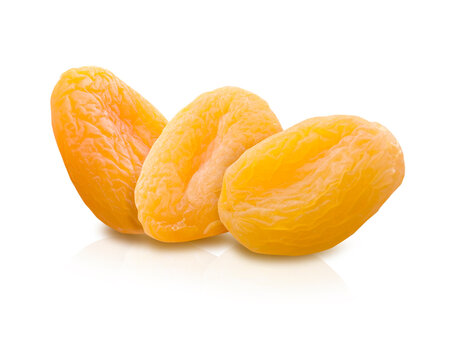 Orejones sobre fondo blanco, vista cenital. Dried apricots on white background, overhead view.