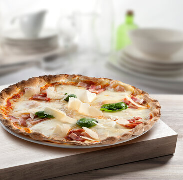 Pizza de queso, albahaca y baicon, Italia. Basil cheese and bacon pizza, Italy