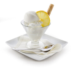 Sorbete de limón sobre copa de cristal, vista cenital. Lemon sorbet in glass cup, overhead view.
