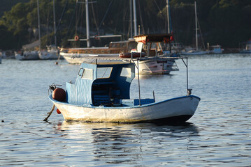 alte Fischerboote am Ufer