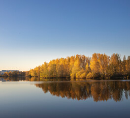 Fototapeta premium A beautiful lake with trees in the background