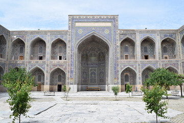 Fototapeta premium Courtyard of Tilya-Kori Madrasah, Registan, Samarkand, Uzbekistan