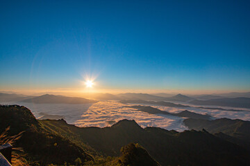 Fototapeta premium Morning sunrise with a beautiful clear sky filled with a sea of ​​mist.