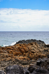 Vulkanische Felsküste und blauer Ozean auf Lanzarote
