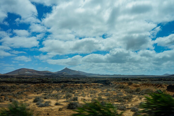 Landschaft auf Lanzarote unter bew&ouml;lktem Himmel