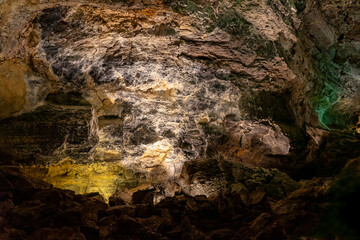 Lanzarote Vulkanhöhle mit farbiger Beleuchtung