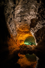 Lanzarote Vulkanhöhle mit farbiger Beleuchtung