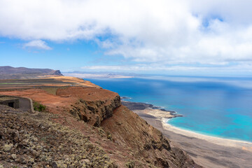 Luftaufnahme der Lanzarote Küste mit Vulkanlandschaft und blauem Meer