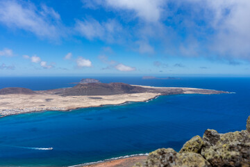 Luftaufnahme der Lanzarote K&uuml;ste mit Vulkanlandschaft und blauem Meer
