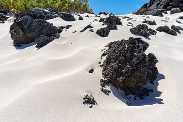 Vulkanische Felsen in der Wüste auf Lanzarote