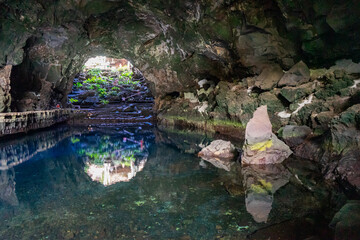 Spiegelung in einem unterirdischen See auf Lanzarote