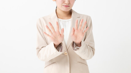 拒否をする女性