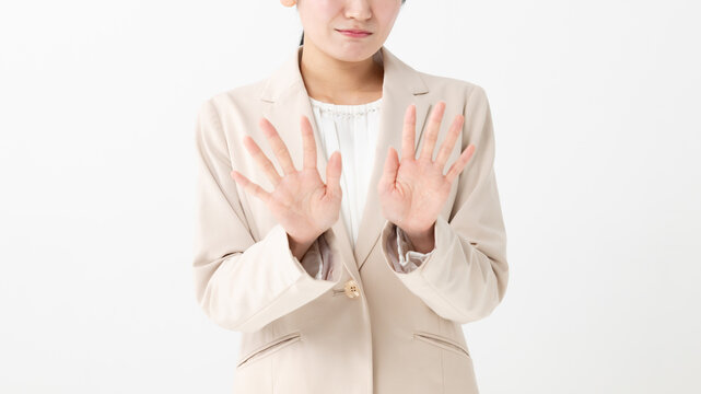 拒否をする女性