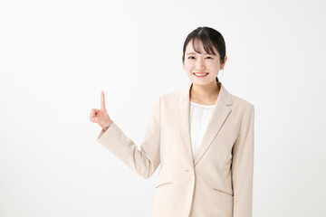 案内をする女性