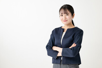 腕組みをするビジネスウーマン