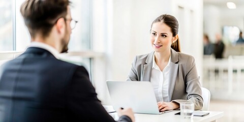 Obraz premium Insurance Agent Consulting Client with Blurred Office Background 