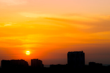 Fototapeta premium Sun Above the Rooftops in the Dawn Sky
