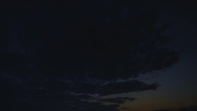 Transici&oacute;n Celestial: De la Oscuridad al Amanecer Dorado en un time lapse que te dejar&aacute; enamorade