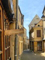 Obraz premium wooden notice board hanged on building at narrow street in the town