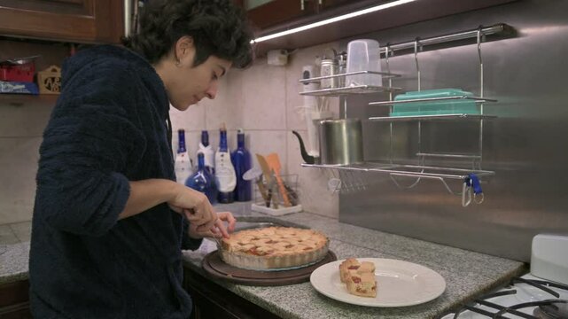 Persona cortando y sirviendo pasta frola