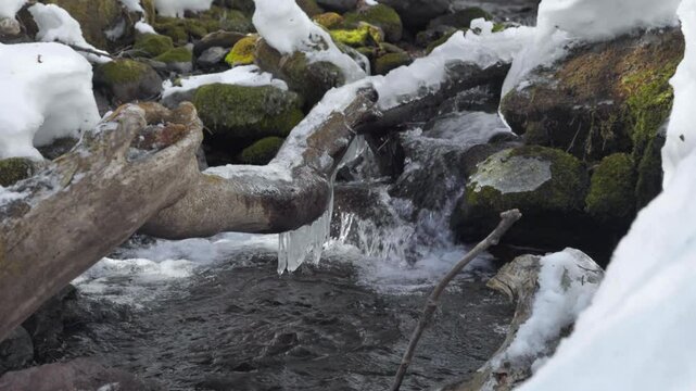 雪解け水の流れる美しい滝-日本-こもれびの滝-8