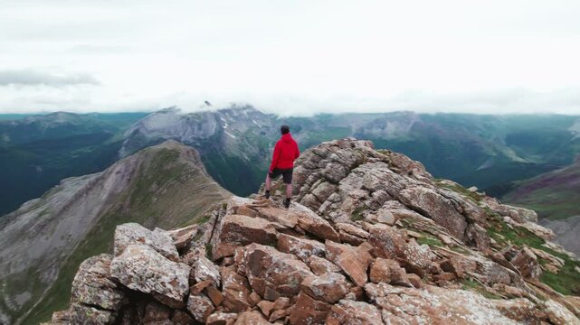 Epic Ascent in 4K: A challenging day of trekking on the ridge of Pico Aguerri in Huesca, Aragon. Experience the adventure and spectacular scenery of the Western Pyrenees.
