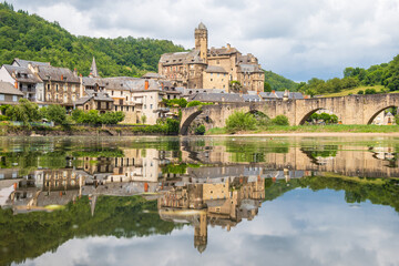 Fototapeta premium Estaing village, castle and medieval bridge over Lot river in Aveyron, France
