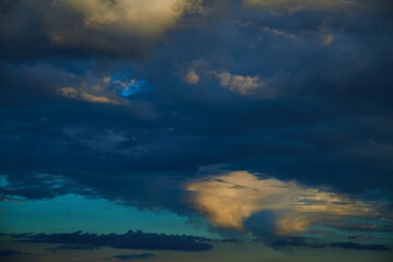 Obraz premium Dark clouds envelop the sky