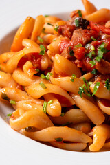 Pasta di Gragnano con sugo di carne, cibo italiano, gastronomia europea 