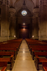 imagen del interior de la Catedral de Lleida con los bancos y el rosetón de fondo 