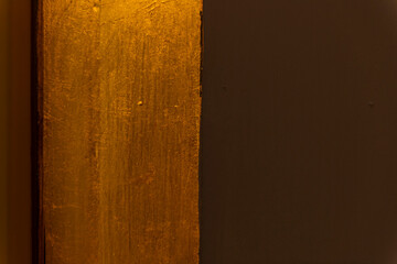 imagen detalle textura pared pintada con pintura oscura y dorada 