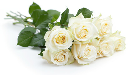 Obraz premium beau bouquet de roses blanche en fleur avec feuilles vertes sur fond blanc