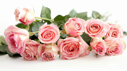 Fototapeta premium beau bouquet de roses en fleur avec feuilles vertes sur fond blanc