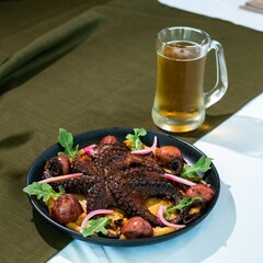 Pulpo servido en restaurante con cerveza