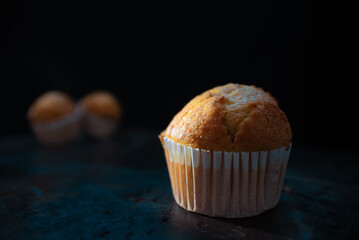 Comida. Muffin en oscuro.
