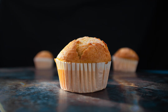 Comida. Muffin en oscuro. Centrada.