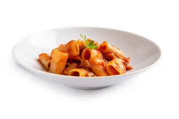 Piatto di pasta con sugo di salsiccia, isolato su fondo bianco, cibo italiano, gastronomia europea 