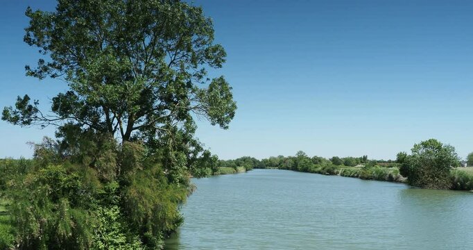 D&eacute;rivation de la S&egrave;vre Niortaise vue depuis le passage entre l'&eacute;cluse et maraissur le chemin des Enfreneaux et Marans en Charente-Maritime