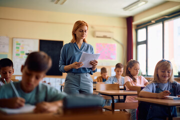 Obraz premium Female teacher during class at elementary school.