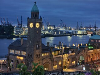 Fototapeta premium Hamburg harbour, St. Pauli-Landungsbrücken