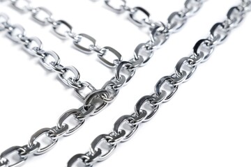 Obraz premium A close-up shot of a chain lying on a white surface, suitable for use in jewelry or accessory photography
