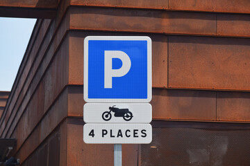 Panneau de signalisation : parking pour motos, 4 places.